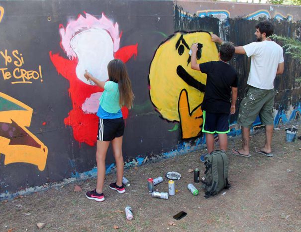 kids painting at the family graffiti workshop in Madrid