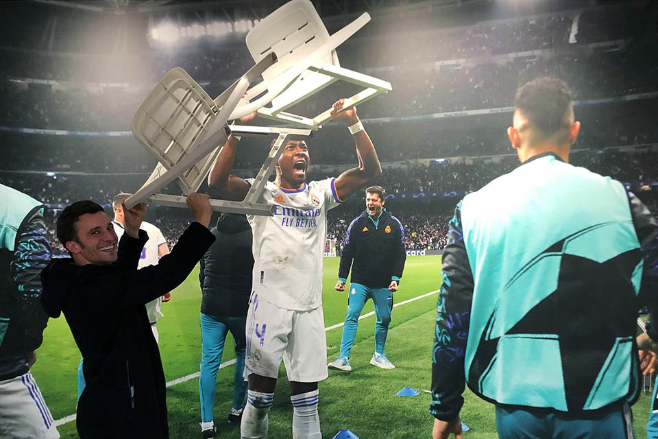 guest enjoying one of the attractions at the Real Madrid museum