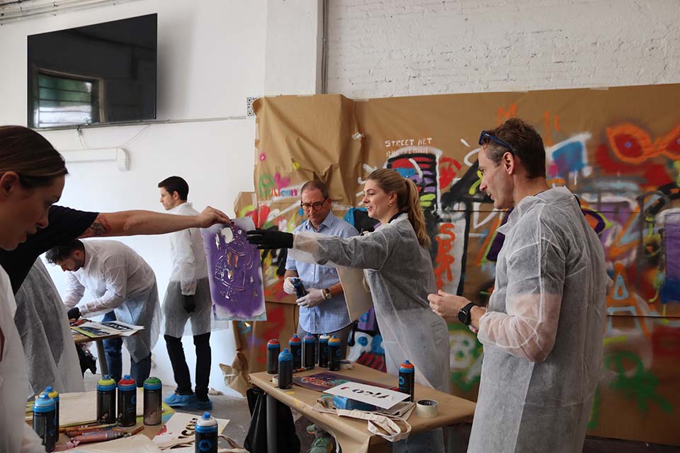 Decorating with spray cans at the graffitis team building