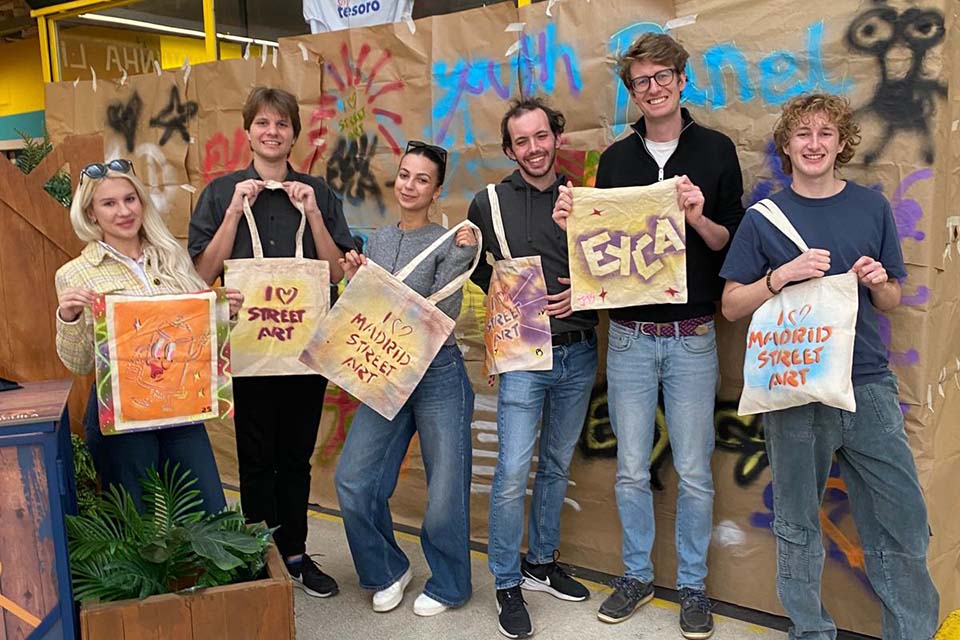 graffiti workshop in madrid on tote bags