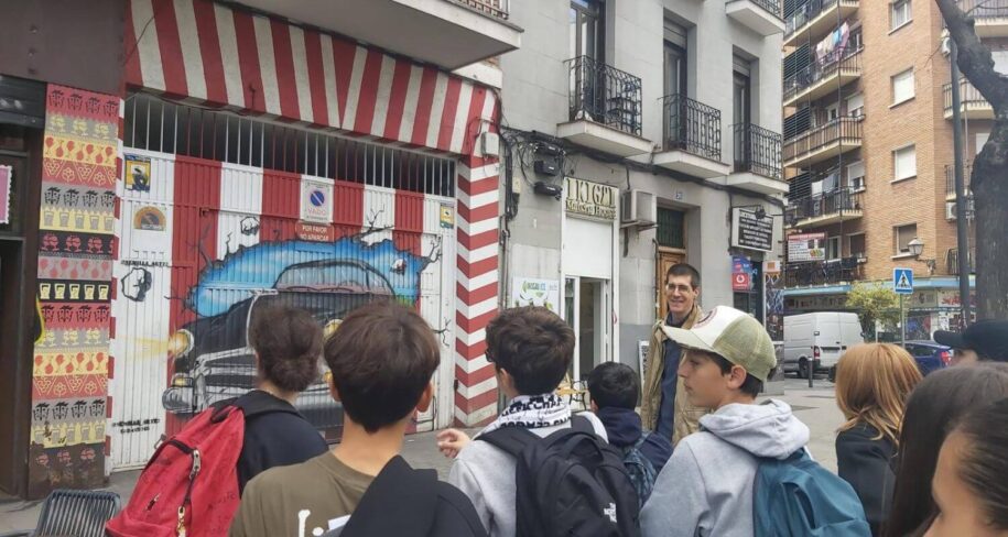 Fabien explaining street-art to an educational group in madrid
