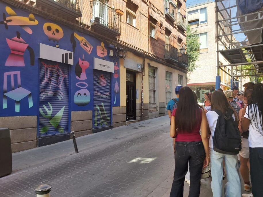 Students discovering the street art gallery la Panarteria