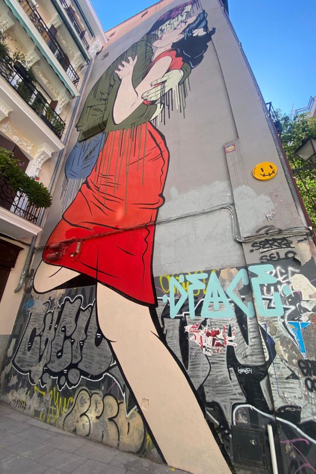 Mural representing a couple in Lavapiés